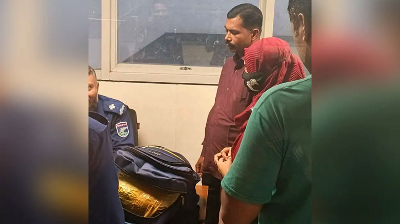 মেট্রোরেলে গাঁজাসহ বাবা-মেয়ে আটক