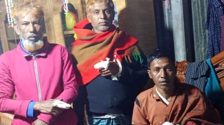 নারায়ণগঞ্জে অস্ত্র ঠেকিয়ে ডাকাতি, আহত ৪