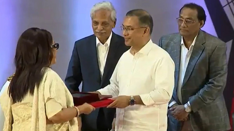 গুণীজনদের হাতে একুশে পদক তুলে দিলেন প্রধানমন্ত্রী
