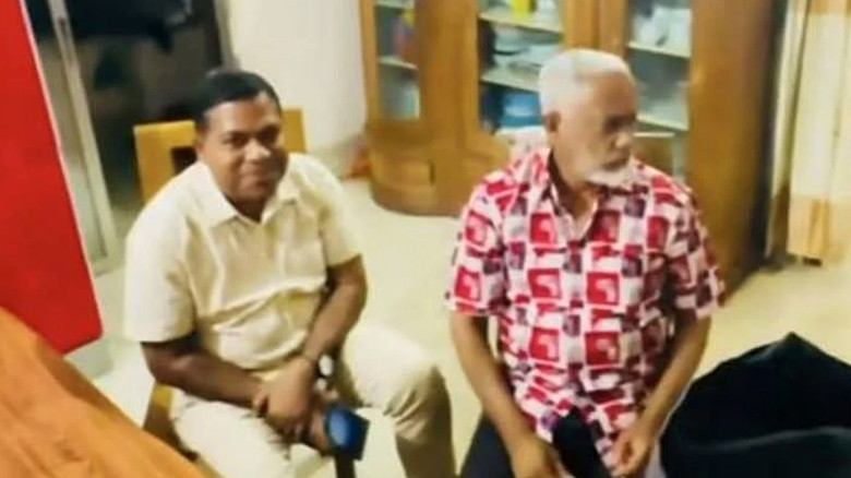 মিষ্টি নিয়ে আ.লীগ নেতার বাসায় বিএনপি নেতা