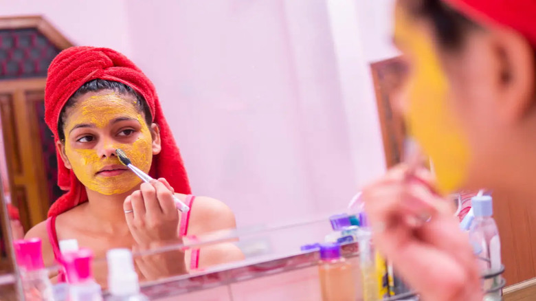 উজ্জ্বল ও সতেজ ত্বক পেতে ৫টি ঘরোয়া ফেসপ্যাক